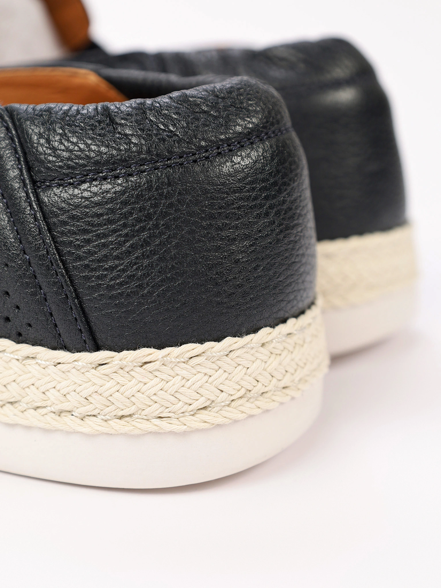 Мокасины темно-синего цвета с перфорацией на низкой подошве